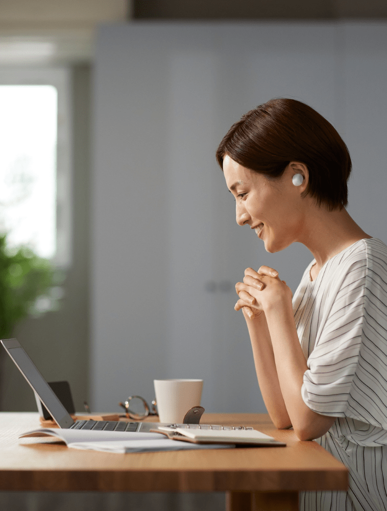 Nutritionist chatting with a client online.